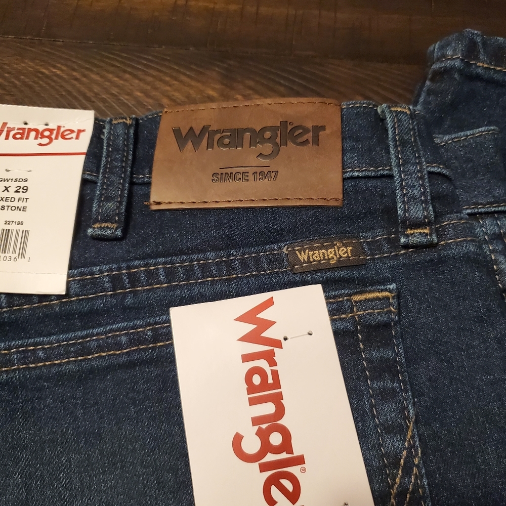 Wrangler Relaxed Straight Fit Flex Jean 32" inseam - Picture 2 of 10